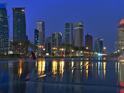 Qatar, con su inmensa renta por gas natural licuado (LNG), ha trabajado una política de apalancamiento económico y diplomático. Fuente en el parque Sheraton con el perfil urbano de West Bay al fondo, en noviembre de 2019, Doha, Qatar