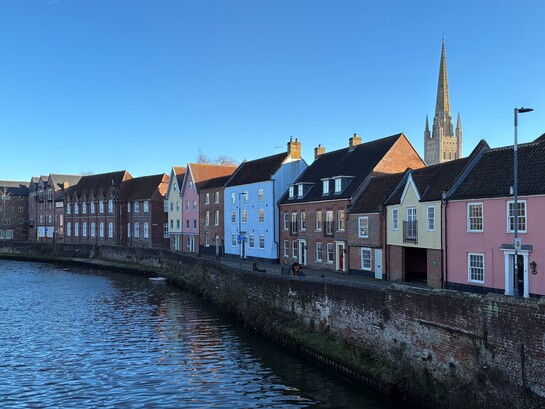 Il fiume Wensum scorre placido attraversando la cittadina di Norwich. Foto di Flavius Roversi