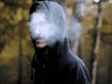 Attraverso il lungo monologo interiore di Berto emerge la “banalità del male” di un individuo mediocre che persevera nella propria malvagità quotidiana, convinto della propria superiorità morale e intellettuale