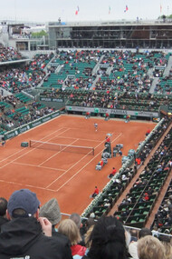 Vue du Court Philippe-Chatrier, court central du stade Roland-Garros à Paris, en France, depuis les tribunes supérieures