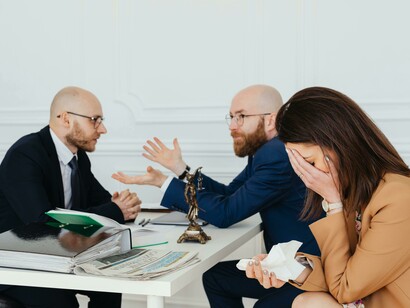 A execução civil é regida pelo princípio de que o devedor responde com seus bens presentes e futuros. Todavia, a realidade mostra que, ao primeiro sinal de uma lide judicial, ativos são transferidos, empresas são esvaziadas e o patrimônio é pulverizado em estruturas complexas que o Judiciário, com sua estrutura atual, tem dificuldade de rastrear