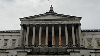 Edifício Wilkins, na Universidade de Londres, após ação do grupo ativista "Just Stop Oil". Desde o seu surgimento, o grupo se tornou um dos grupos mais visíveis e polêmicos no cenário ativista, em grande parte por conta da natureza disruptiva de suas ações