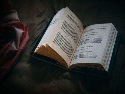 Libro abierto encima de una cama