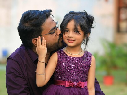 Afeto compartilhado entre pai e filha. O cuidado pode transformar relações e romper ciclos emocionais herdados. Gestos de carinho ajudam a construir vínculos mais saudáveis e formas menos rígidas de experienciar a masculinidade
