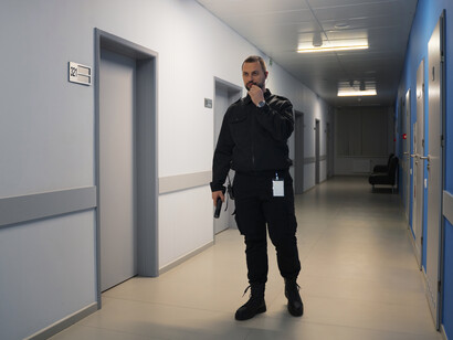 Le policier recherche des indices dans l’enquête criminelle