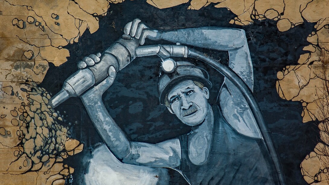 Mural que ilustra el trabajo de un minero