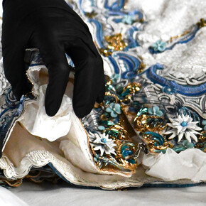 Louvre couture. Art and fashion: statement pieces, exhibition view. Courtesy of Musée du Louvre