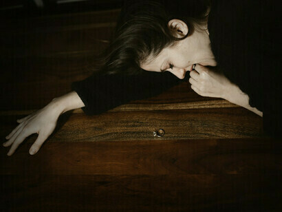 Angoisse et consolation. Quand j'ai ouvert les yeux, j'ai vu tout blanc, des murs nus et de lourdes couvertures. Ma première pensée a été "ça y est, il l'a fait, il m'a enfin enfermée" et j'ai pleuré d'angoisse et de désespoir jusqu'à ce que le visage de ma sœur apparaisse et qu'elle me dise "je suis là, ça va aller"