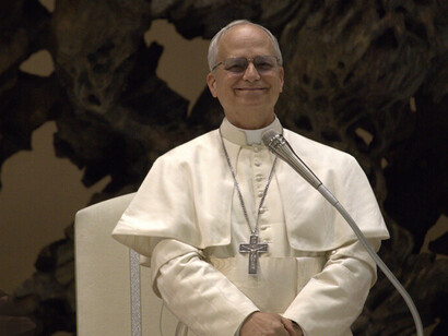 Es su presencia: la de un líder espiritual que habla de paz, de verdad y de esperanza, con la autoridad que nace de la coherencia. El papa León XIV durante una audiencia (12 de mayo de 2025), con los medios de comunicación (12 de mayo de 2025)