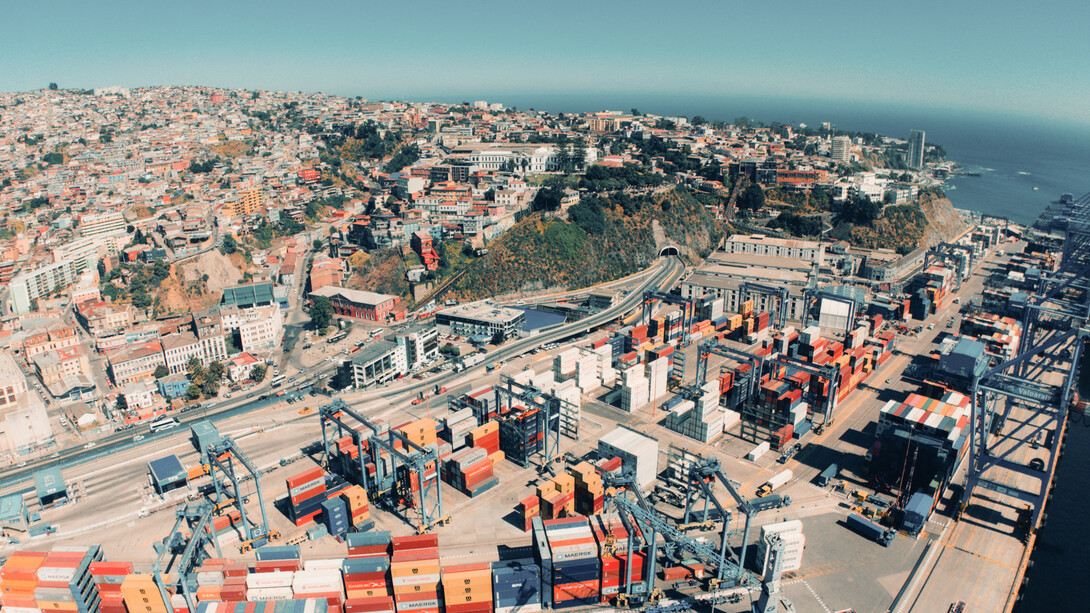Una vista panorámica de Valparaíso y su concurrido puerto, que representa la posición estratégica de Chile en el comercio regional y mundial