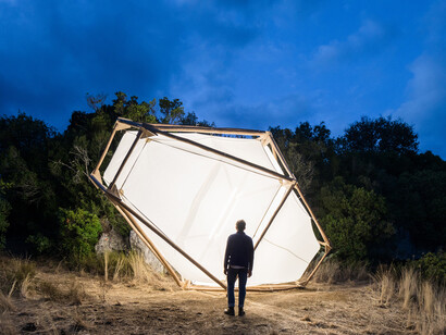 Didier Faustino
Un foyer n’est pas un trou (A Home Is Not a Hole), 2016
Installation avec troncs écorchés d’eucalyptus, contreplaqué de bouleau, toile, tissu moustiquaire, feutre et éclairage fluorescent
600 x 700 x 400 cm
Créée spécialement pour l’exposition La maison magique, Maison de la Culture du Japon, Paris, 2016
Courtoisie de l’artiste et de Michel Rein, Paris/Bruxelles, Galeria Filomena Soares, Lisbonne ; Parque Galería, Mexico
© Didier Fiúza Faustino, VEGAP, Bilbao, 2018