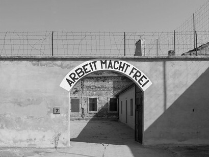 Entrada al sector de las celdas en Theresienstadt, con el lema «Arbeit macht frei» (El trabajo libera)