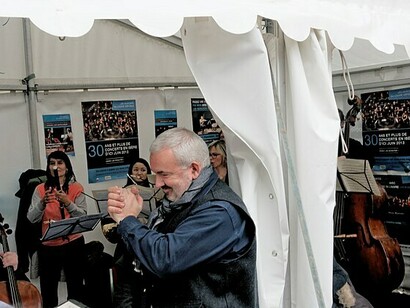 Mark Minkowski agradece a sus músicos al final del concierto de los Músicos del Louvre-Grenoble. 06.02.2015. Grenoble, Francia