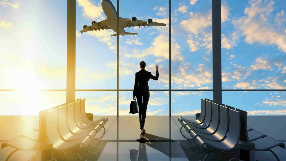 Viendo despegar un avión desde el aeropuerto