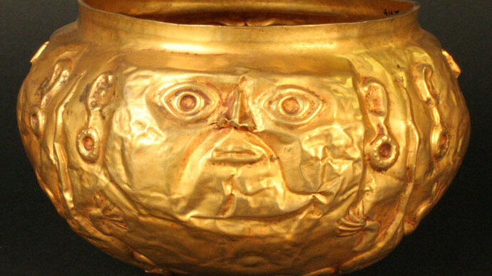 Cuenco de oro

Materiales: Metal

Intermedio Tardío 1100- 1470 d.C.

Medidas: 120 mm de alto