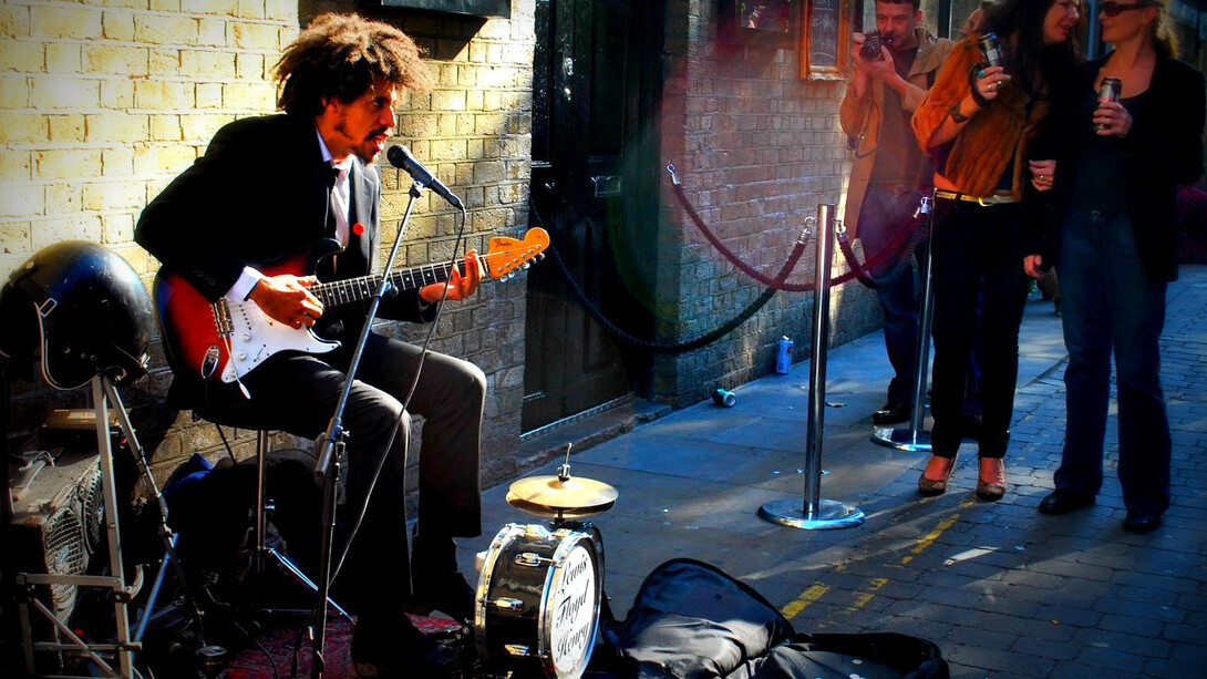 El hombre orquesta en busca de unas monedas