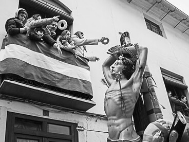 Spagna, Almería, 2024. Villaggio di Lubrin, Festa di San Sebastián, lancio di pani roscos dai balconi. Foto di Stefano Torrione, gentilmente concesse