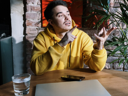 Setembro Azul, o mês da visibilidade da comunidade surda, emerge como uma época crucial para trazer à tona questões importantes