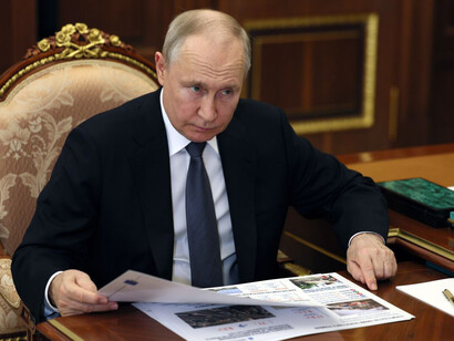 El presidente de Rusia, Vladimir Putin, escucha al gobernador de la región de Saratov, Roman Busargin, durante su reunión en el Kremlin, en Moscú, Rusia, el 18 de julio de 2023