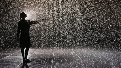 La instalación «Rain Room» de los artistas Hannes Koch y Florian Ortkrass