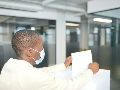 Jovem coloca seu voto na urna