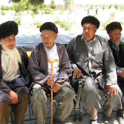 Anziani Cumani (popolo turco-altaico) s’intrattengono all’ombra della moschea Ruhy, dedicata al fondatore e primo presidente del Turkmenistan Saparmyrat, con il titolo di Turkmenbashi (“padre dei turkmeni”)