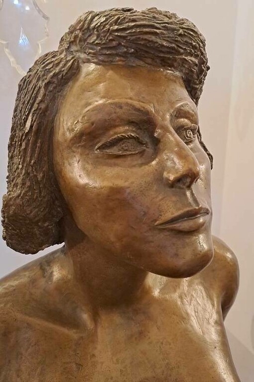 Opera di Annita Mechelli: Ragazza romana, particolare, bronzo, cm 58x40, 1982