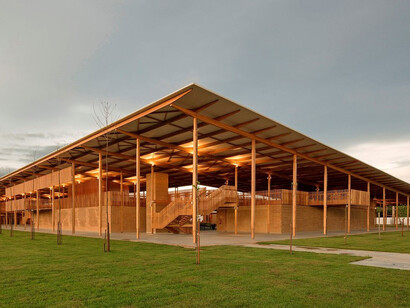 A escola foi construída em um espaço verde de 2.549 hectares em Formoso do Araguaia, Tocantins, Brasil