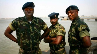 Militares de Moçambique. O partido legítimo vencedor foi-lhe negado o gosto da presidência pelo partido no poder que tentava mais uma vez renovar, e secularizar uma ditadura exploradora a custo de uma fraude tão visível e palpável. O enchimento das urnas e falsificação de Editais e adulteração de Actas foram as incidências destas eleições mais conflituosas de todos os tempos em Moçambique. A manipulação dos resultados eleitorais pelo partido no poder tornou-se uma prática costumeira em todos os processos eleitorais em Moçambique