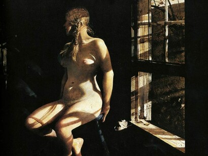 Femme nue à côté de la fenêtre