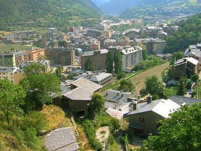 Con le sue valli verdeggianti e le vette innevate, Andorra incanta visitatori in ogni stagione. Andorra la Vella, Andorra