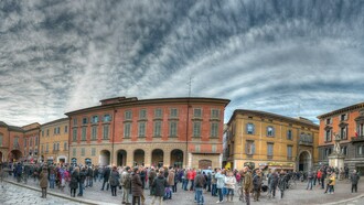 Libertad, igualdad, fraternidad, marchando para seguir siendo humanos. 2015. Piazza Prampolini, Reggio Emilia, Italia. El universo de los valores económicos, que tienen un precio y por eso se compran y se venden, y el universo de los valores ético-políticos, que no tienen precio y, por lo tanto, no se compran ni se venden