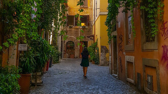 Mujer italiana paseando en la parte antigua de la ciudad. Italia
