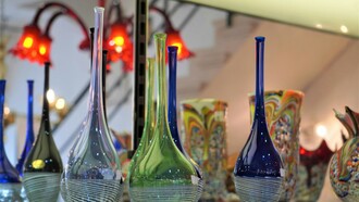 Vetro di Murano. Tradizione e innovazione si fondono: La nuova era dell'artigianato italiano si caratterizza per una sinergia armoniosa tra tradizione e innovazione, con una crescente attenzione verso materiali sostenibili, qualità e personalizzazione, supportata dall'integrazione delle tecnologie digitali