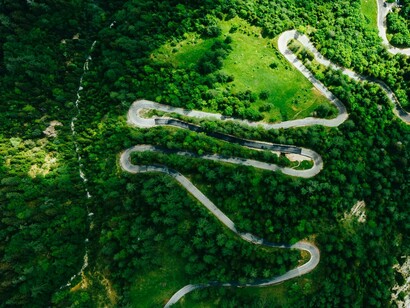 Vršič Pass, Soča, Slovenia. Il passo della Moistrocca è un valico alpino delle Alpi Giulie, in Slovenia, posto a 1.611 m s.l.m., che collega l'Alta Carniola a nord (valle della Sava) al Goriziano sloveno a sud (val Trenta, alta valle dell'Isonzo)
