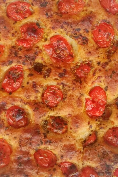La focaccia pugliese è un’icona dello street food italiano, amata per la sua semplicità e per l’esplosione di sapori genuini  