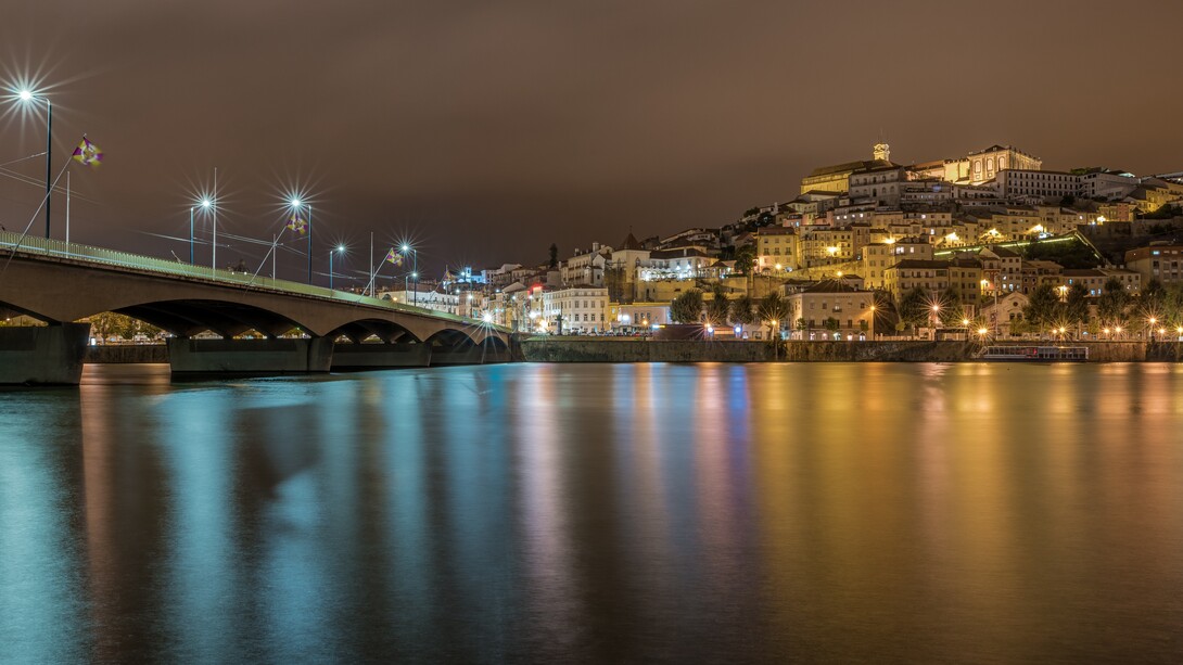 Lisboa, Portugal. O que mais me encantava era o contraste entre a pressa da cidade e o ritmo tranquilo de quem vive perto do mar. Nos meus dias de folga, pegava o trem e ia até Cascais, onde o Atlântico se estende como um abraço sem fim. Caminhar pelo calçadão, sentir o cheiro do sal, ver o pôr do sol tingindo o céu de dourado  era como respirar pela primeira vez depois de muito tempo. Ali, eu pensava em tudo o que tinha deixado no Brasil, mas também sentia uma gratidão imensa por estar onde estava