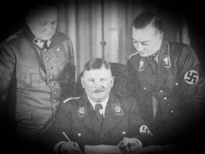 Ernst Roehm (al centro) poco dopo la sua nomina alla carica di ministro senza portafoglio nel governo hitleriano nel dicembre 1933. A destra: SA-Gruppenführer Karl Ernst, a sinistra Franz von Stephani (in tunica di Stahlhelm)
