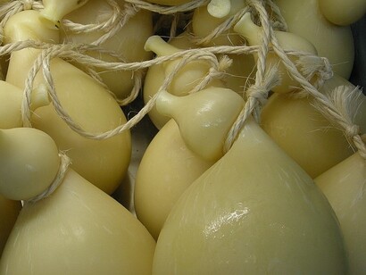 In Puglia, il caciocavallo è prodotto sia nella versione dolce, più giovane e delicata, sia in quella stagionata, dal sapore più deciso e complesso
