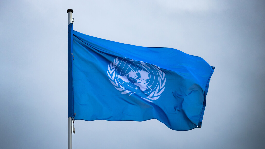Bandeira da ONU e a representação de uma organização motivada a reunir nações pela paz no mundo