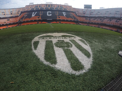 El escudo del Valencia C.F. en el césped de Mestalla