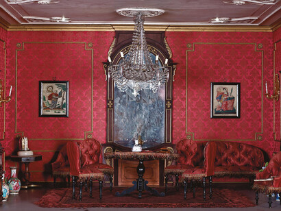 Helena Rubinstein, Mid-Victorian-style living room, England, mid-19th century. Courtesy of Tel Aviv Museum of Art