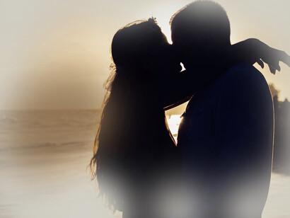 Amore. Sorrisi, saluti e ognuno va per la sua via. Ci sono poi loro due che mano nella mano proseguono verso un cammino comune, lei con un sorriso da bambina e lui con lo sguardo innamorato, mentre due anime li guardano orgogliosi vivere, quel ragazzo della curva e quella ragazza delle gradinate