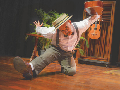 Juan Carlos Grisal, interpretando al trovador Lino Tirado y Terán en la obra «El Benemérito y La Pavlova» en el teatro del Trasnocho Cultural en Caracas, Venezuela