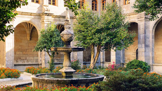 Los furanchos son casas antiguas (o partes de estas) donde se venden los excedentes de vino de la cosecha de ese año