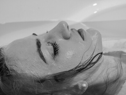 Mulher exausta na banheira. Chega uma hora em que é preciso fazer uma escolha difícil. A escolha de se priorizar. De desapegar do papel de heroína. De aceitar que você não vai salvar ninguém — e que, talvez, isso nunca tenha sido sua função. Às vezes, o maior ato de coragem é deixar o outro afundar, para que você possa, enfim, nadar para a superfície