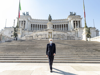Roma, 25 aprile2020. Il Presidente de la Repubblica italiana, Sergio Mattarella cammina da solo in occasione della deposizione di una corona sulla Tomba del Milite Ignoto, (Depto de Prensa Quirinale)  