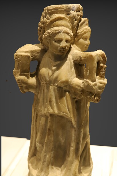 Ecate è la dea dei crocevia, custode dei passaggi tra vita e morte, luce e oscurità. Statuetta di Ecate, in marmo, dalla collezione Venuti, I secolo d.C.,  Museo dell'Accademia Etrusca e della città di Cortona, Italia