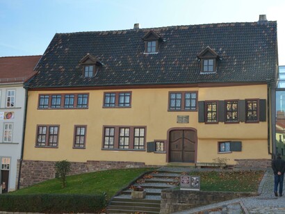 Para Pitágoras, la distancia entre las órbitas del Sol, la Luna y las Estrellas fijas, corresponde a las proporciones de octava, quinta y cuartas justas. Para Bach, estas mismas proporciones existen entre nosotros, Dios y la Divinidad.   Casa de Johann Sebastian Bach en Frauenplan 21 en Eisenach, Turingia, Alemania