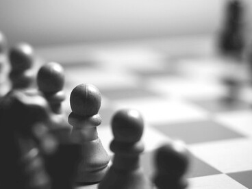 Kent incarna una figura che richiama l’archetipo del veterano disilluso: un individuo formato dal sistema che finisce per contestarlo in nome dei suoi stessi principi originari